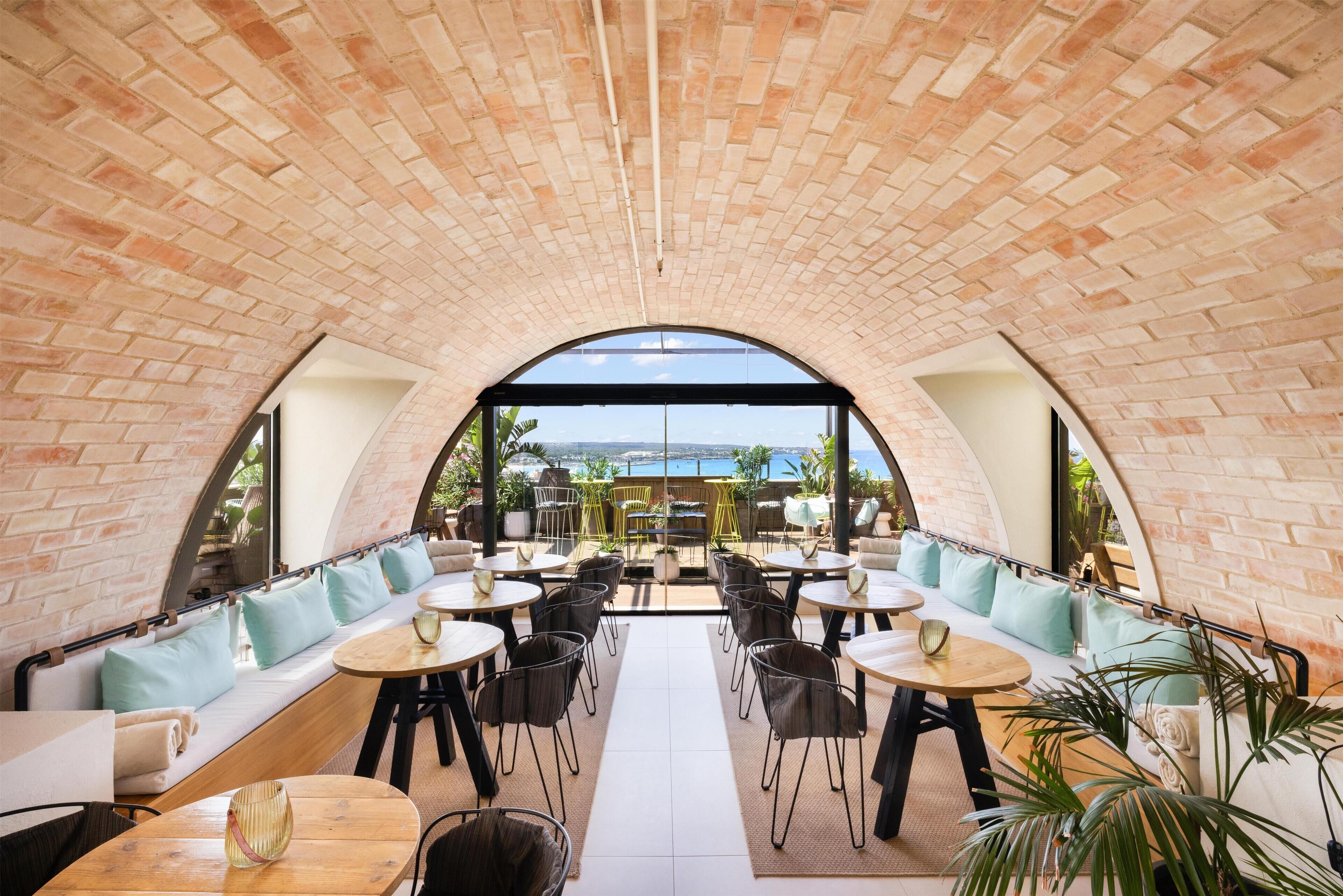 Se sirven desayunos y cenas (con vistas a la piscina) 