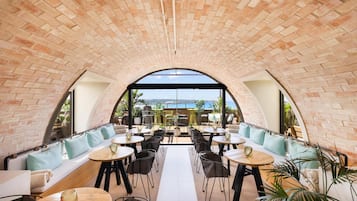 Se sirven desayunos y cenas (con vistas a la piscina)