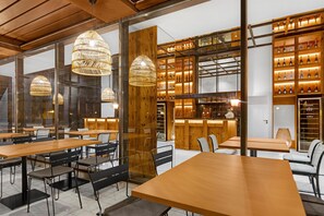 Serviço de café da manhã e jantar, vistas para a piscina 