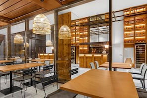 Serveert ontbijt en diner, uitzicht op het zwembad
