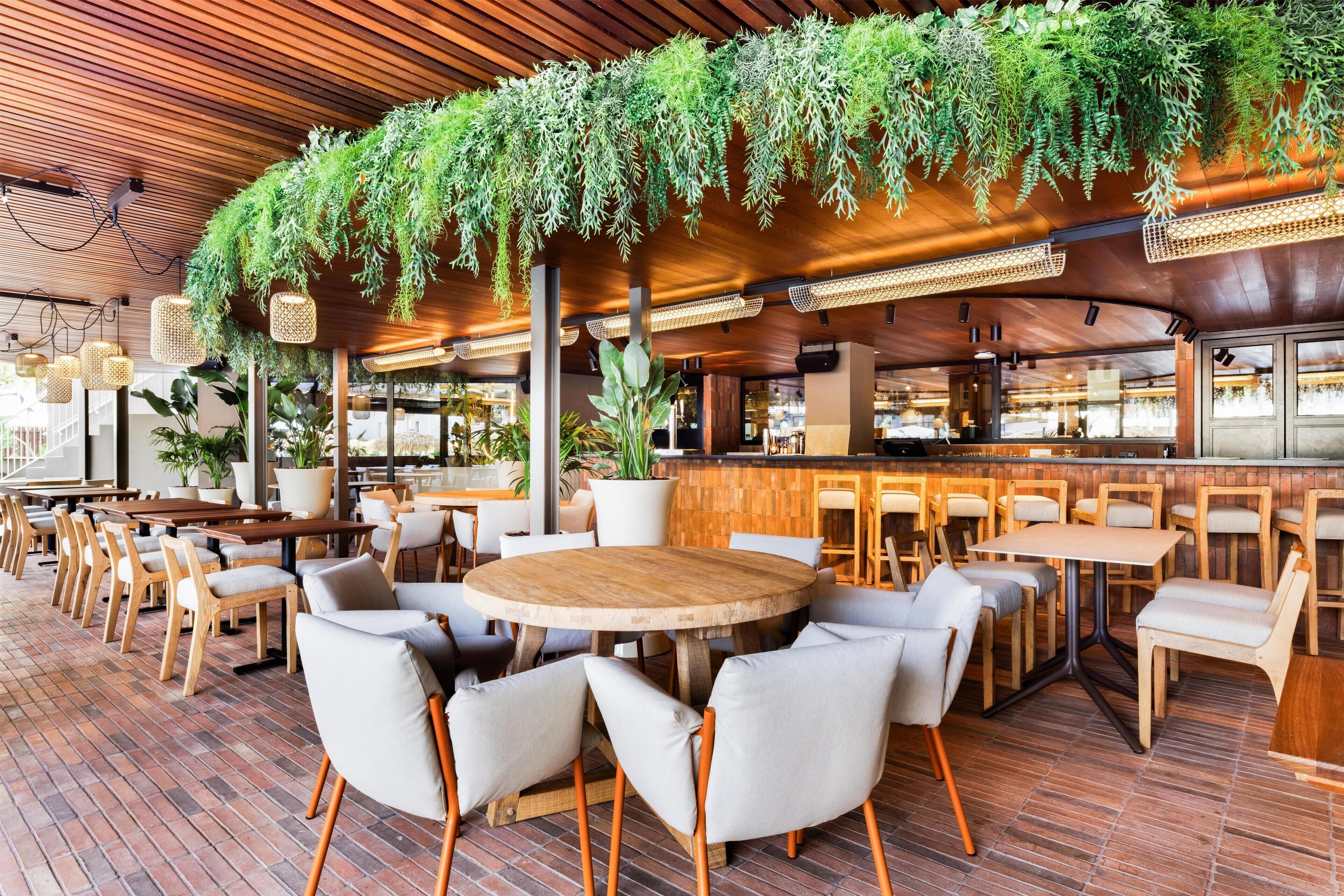 2 restaurants; breakfast, lunch, and dinner served