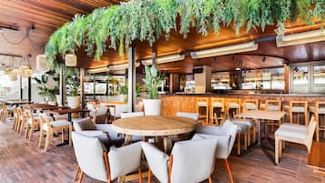 2 restaurants; breakfast, lunch, and dinner served