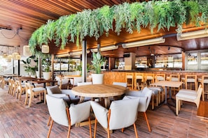2 restaurants; s'hi serveixen esmorzars, dinars i sopars