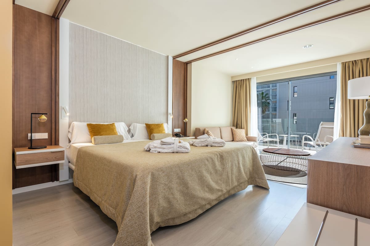 Suite junior, en edificio contiguo | Ropa de cama de alta calidad, edredón y camas con efecto memoria