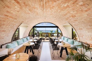 Ofereix vistes a la piscina i s'hi serveixen esmorzars i sopars