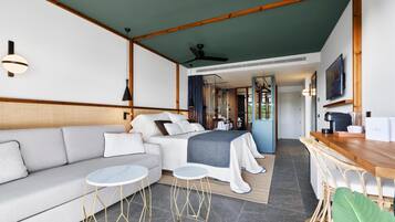 Junior suite, balkon, uitzicht op tuin | Luxe beddengoed, donzen dekbedden, bedden met traagschuimmatras