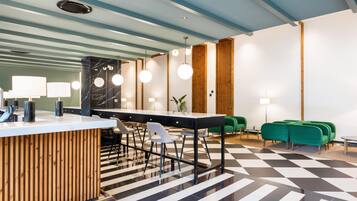 2 bars/lounges, rooftop bar, cocktail bar