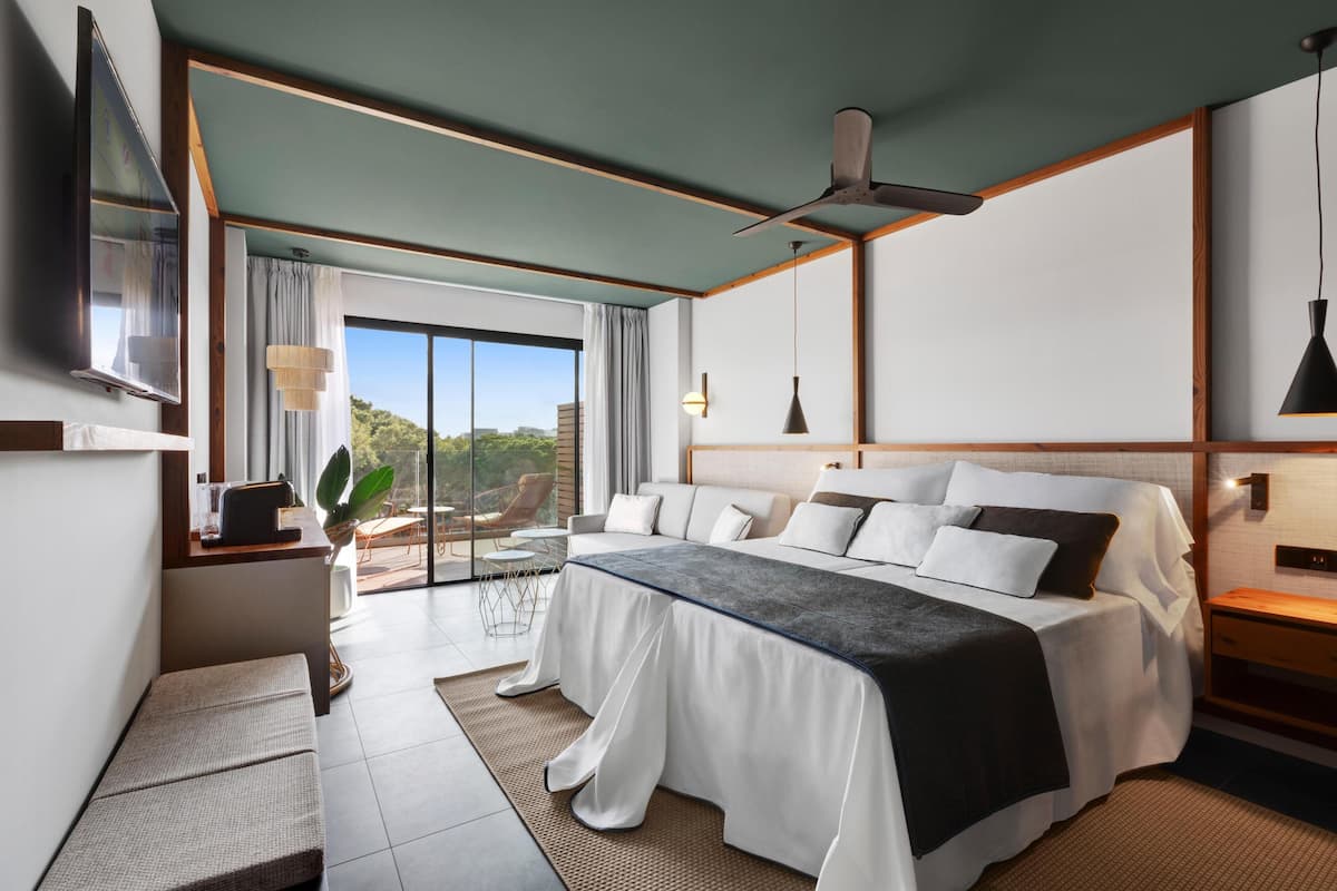 Suíte júnior, sacada, vista para o jardim | 1 quarto, roupas de cama premium, edredons de pluma