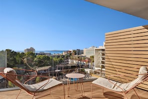 Suite Junior, balcone, vista piscina | Vista dalla camera