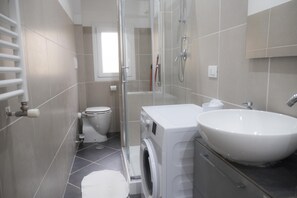Apartment, 2 Bedrooms | Bathroom | Shower, hair dryer, bidet, towels - Casa Bella Sunday (Bologna)