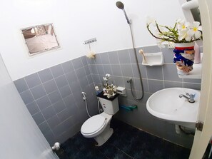 Shower, hydromassage showerhead, towels