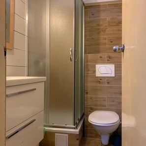 Handuk dan tisu toilet