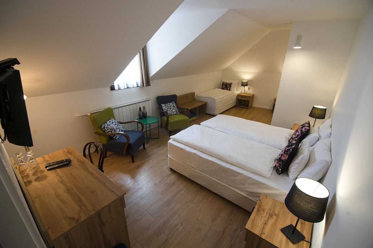 Chambre Quadruple, salle de bains privée | Décoration personnalisée, ameublement personnalisé, bureau