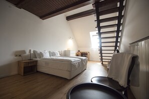 Habitación cuádruple Gallery | Decoración personalizada, muebles diferentes y escritorio 