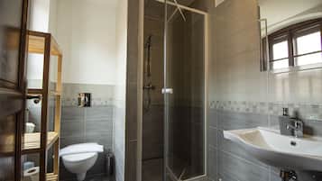 Doppelzimmer, eigenes Bad | Badezimmer | Kostenlose Toilettenartikel, Haartrockner, Handtücher, Toilettenpapier