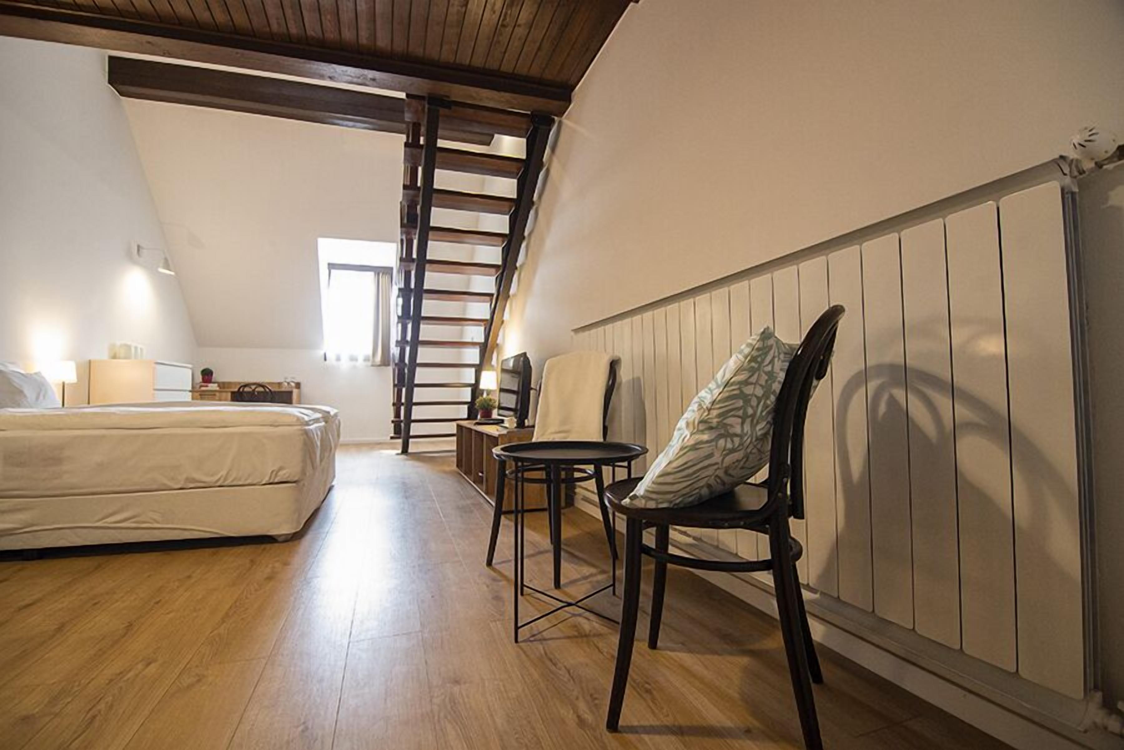 Gallery vierpersoonskamer | Individueel gedecoreerd, individueel gemeubileerd, een bureau