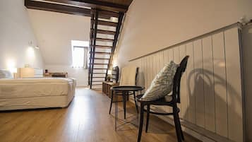 Gallery vierpersoonskamer | Individueel gedecoreerd, individueel gemeubileerd, een bureau