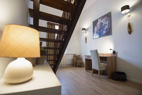 Habitación doble Gallery | Área de sala de estar | Televisión de pantalla plana de 139 cm con canales por cable 