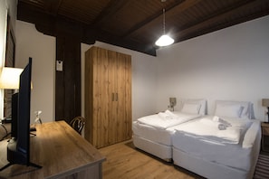 Habitación doble, baño privado | Decoración personalizada, muebles diferentes y escritorio