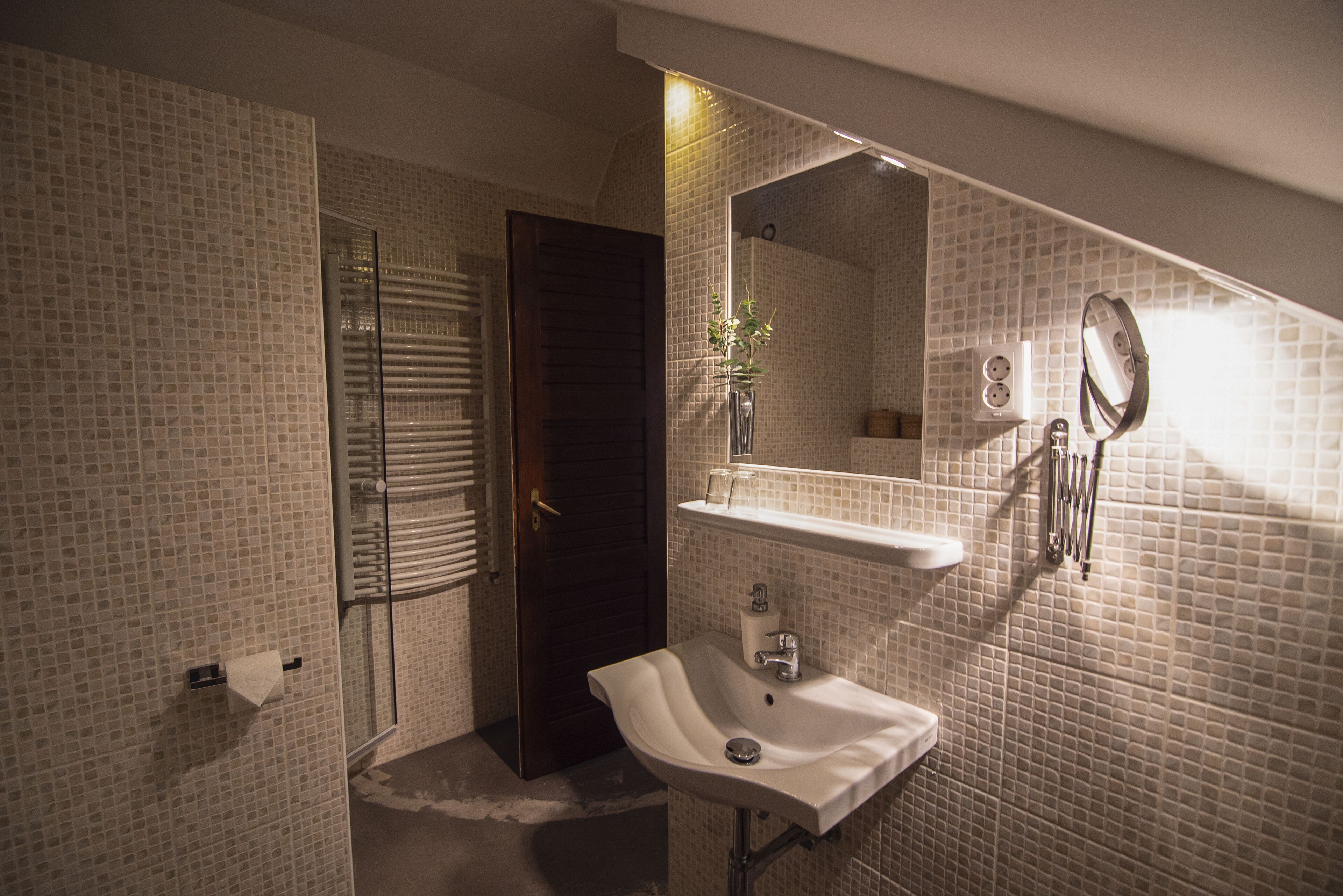 Quarto casal galeria | Banheiro | Produtos de toalete grátis, secador de cabelo, toalhas de banho 