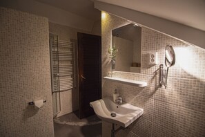 Habitación doble Gallery | Baño | Amenidades de baño gratuitas, secadora de cabello, toallas 
