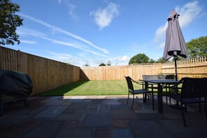 Outdoor dining - The Dairy , Emsworth  -  a barn conversion that sleeps 4 guests  in 2 bedrooms (Emsworth)