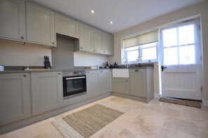 Kjøleskap, mikrobølgeovn, ovn og oppvaskmaskin