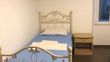 Habitación individual básica, baño privado | Wifi gratis y ropa de cama