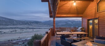 Stunning Cabin w/ Huge Deck & Amazing River Valley Views - WIFI