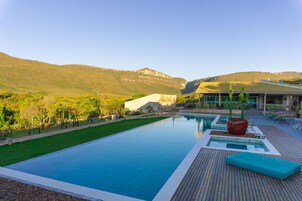 3 piscinas externas, guarda-sóis, espreguiçadeiras