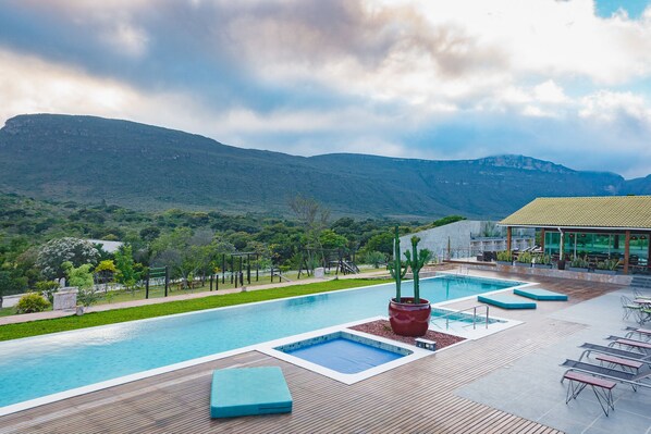 3 Außenpools, Sonnenschirme, Liegestühle