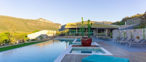 3 piscines extérieures, parasols de plage, chaises longues
