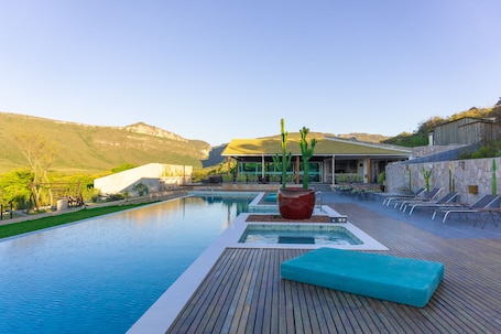 3 piscinas externas, guarda-sóis, espreguiçadeiras