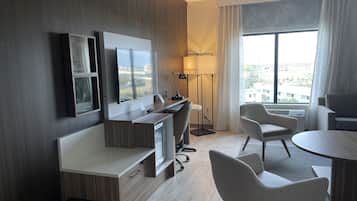 Habitación Confort, 2 camas dobles, accesible para personas con discapacidad (Mobility) | Zona de estar | Televisión de pantalla plana de 45 pulgadas con canales digitales