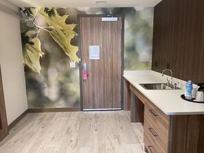 Habitación Confort, 2 camas dobles, accesible para personas con discapacidad (Mobility) | Baño | Ducha y cabezal de ducha tipo lluvia