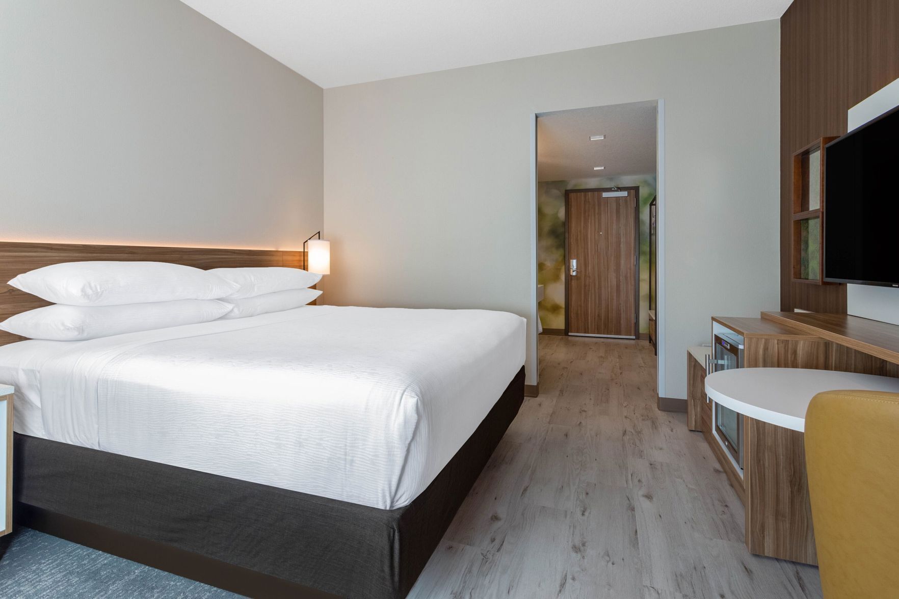 Roupas de cama premium, cofres nos quartos, escrivaninha