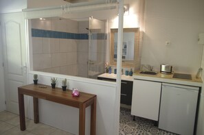 Een haardroger, handdoeken, toiletpapier