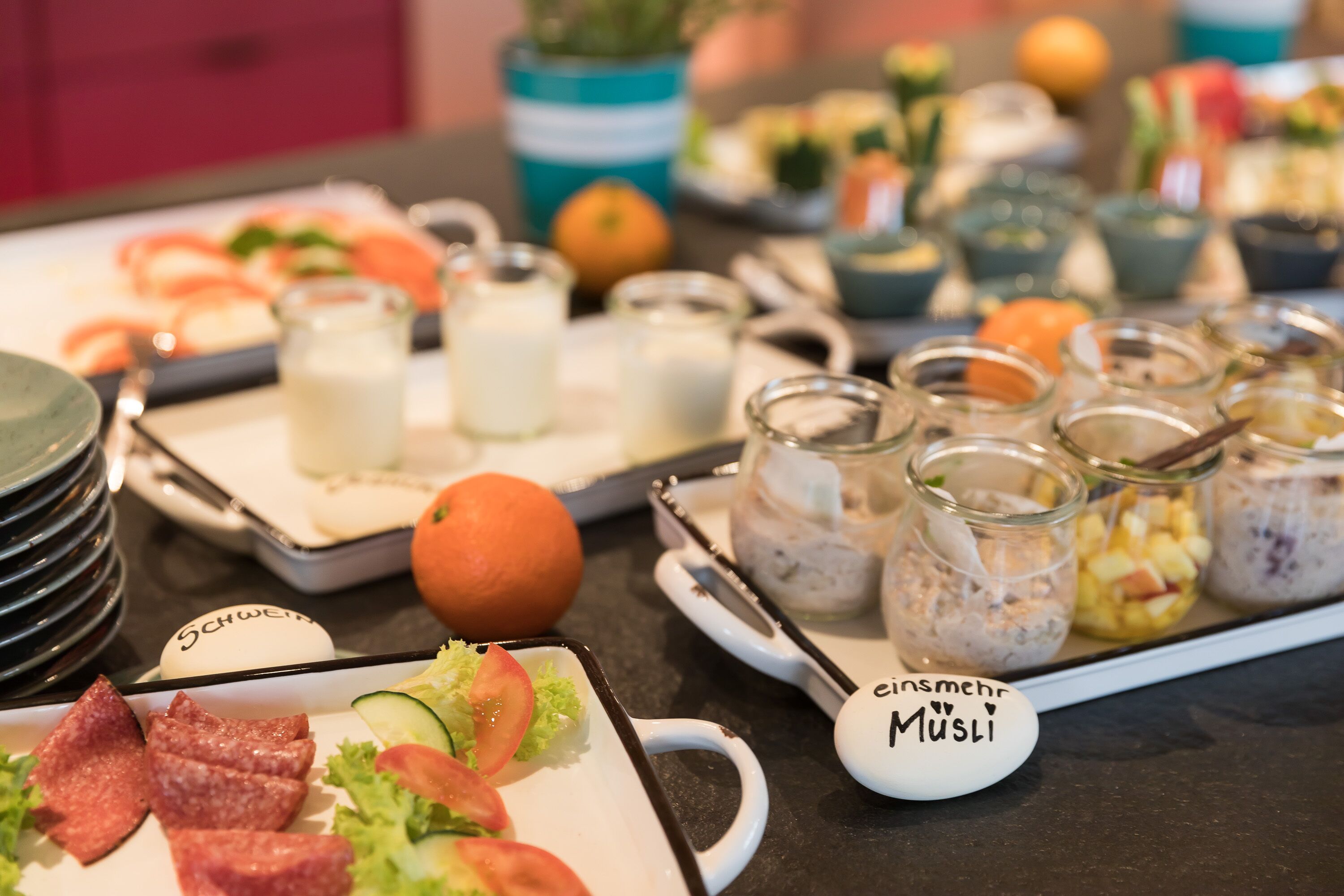 Un bufé con diversos alimentos, incluyendo carnes, ensaladas y bebidas.