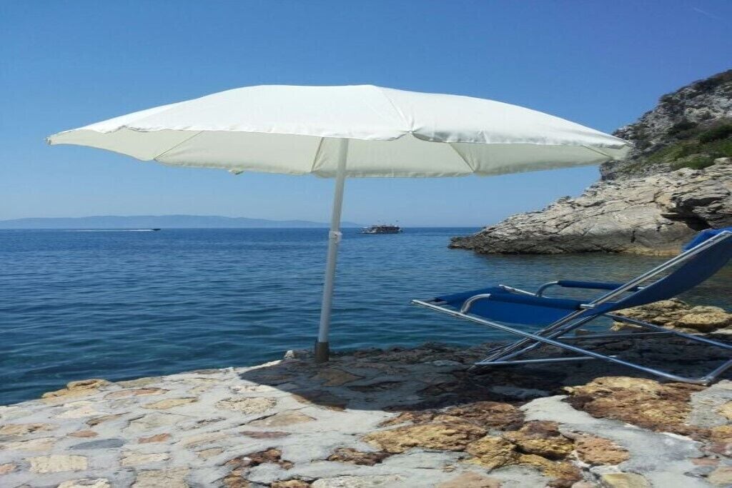 En la playa y camastros 