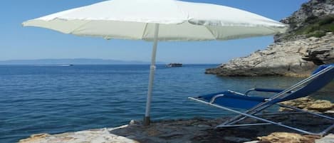 En la playa y camastros