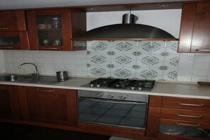 Réfrigérateur, four, plaque de cuisson, cafetière/bouilloire