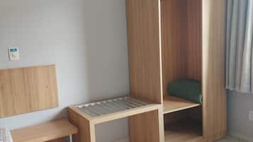 Habitación económica doble | Minibar, espacio para trabajar con un portátil, wifi gratis