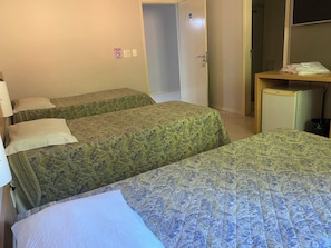 Basic Room | Minibar, laptop workspace, free WiFi, bed sheets - Hotel Mime (Blumenau)