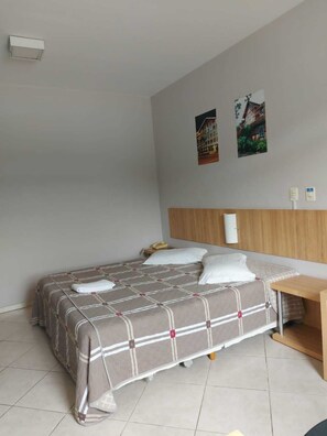 Basic dubbelrum för 1 person | Minibar, arbetsyta för laptop, gratis wi-fi och sängkläder