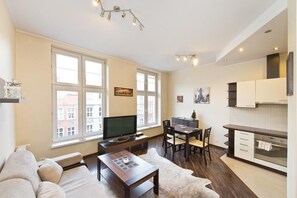 Apartment | Living area | 48-inch flat-screen TV with cable channels, TV - Gdańskie Apartamenty - Długa (Gdansk)