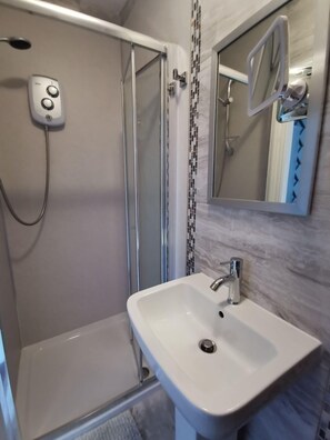 Standaard Twin kamer, 2 eenpersoonsbedden | Badkamer | Een douche, gratis toiletartikelen, een haardroger, handdoeken