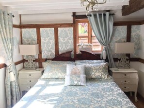 Cabane Romantique, 1 trĂšs grand lit | Rideaux occultants, fer et planche Ă repasser, Wi-Fi gratuit