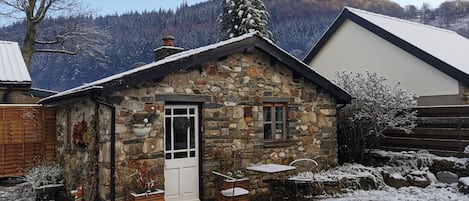 Cottage | Blackout drapes, iron/ironing board, free WiFi, bed sheets
