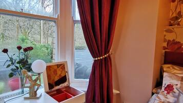 Chambre Double Confort, 1 très grand lit | Rideaux occultants, fer et planche à repasser, Wi-Fi gratuit