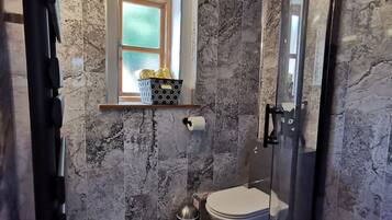 Cottage | Bathroom | Shower, free toiletries, hair dryer, towels